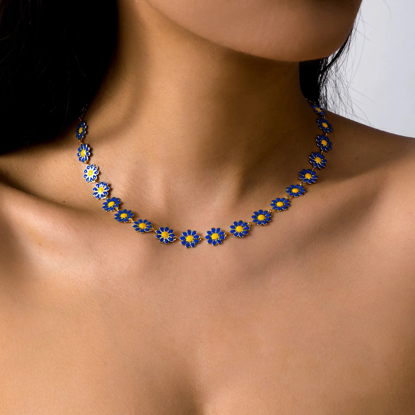 Collier tour de cou court fleurs colorées douces