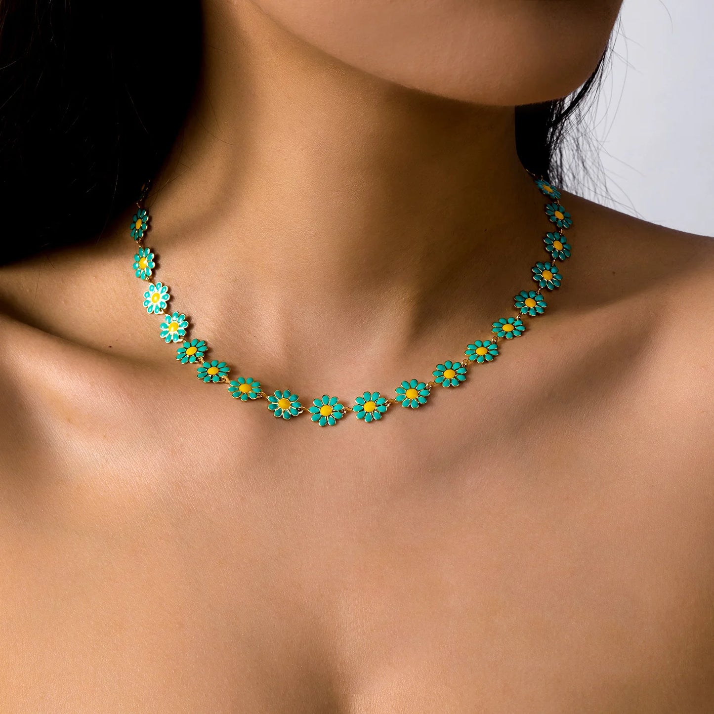 Collier tour de cou court fleurs colorées douces