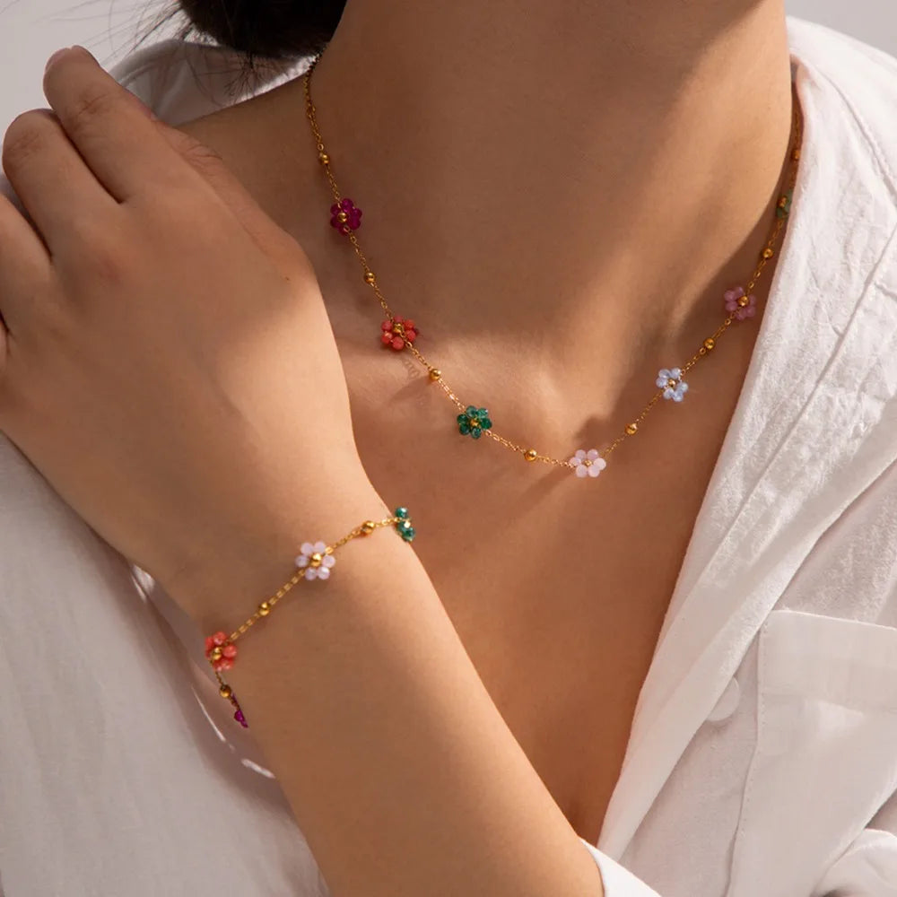 Collier avec pendentif fleur en cristal coloré