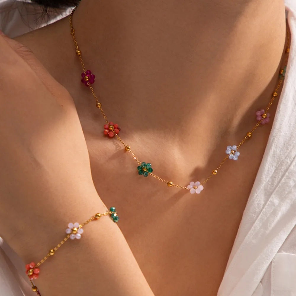 Collier avec pendentif fleur en cristal coloré