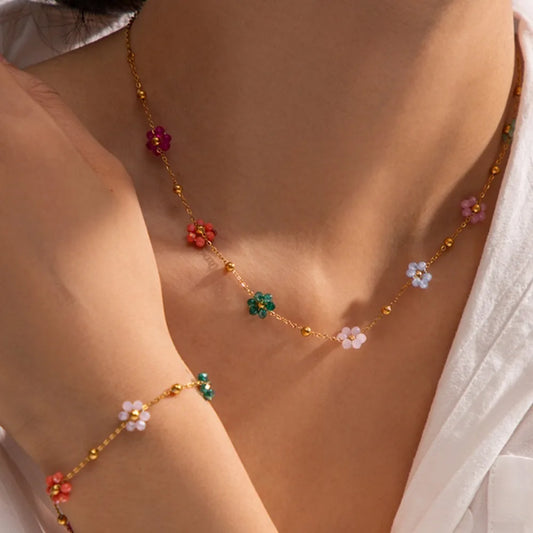 Collier avec pendentif fleur en cristal coloré