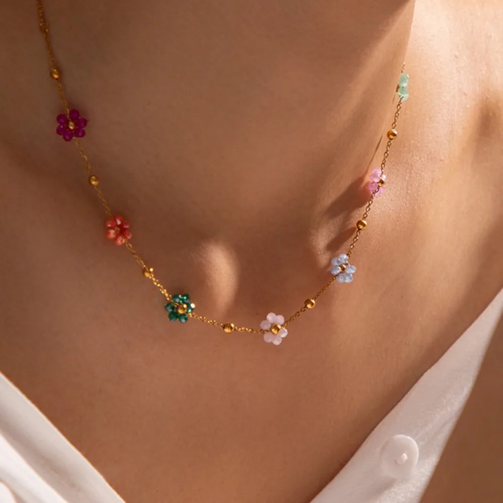 Collier avec pendentif fleur en cristal coloré